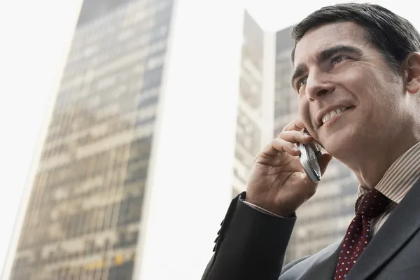 Businessman outdoors using cell phone — Stock Photo, Image