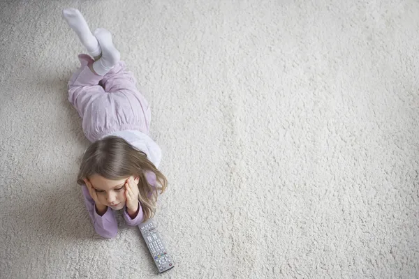 Ragazza sdraiata su tappeto — Foto Stock