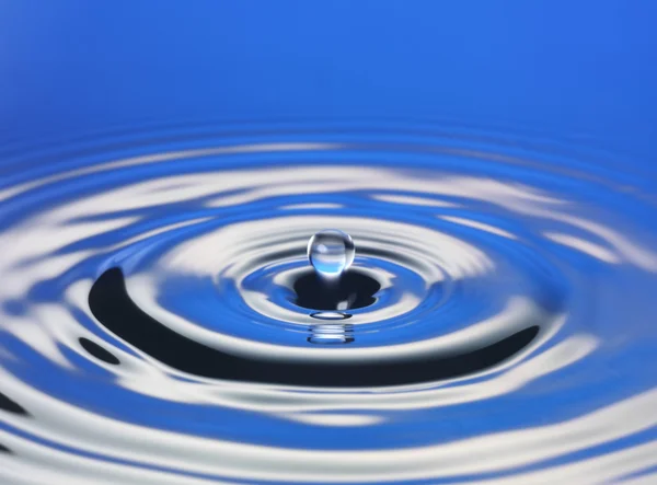 Drop hitting surface of water — Stock Photo, Image