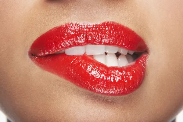 Mujer mordiendo labio — Foto de Stock