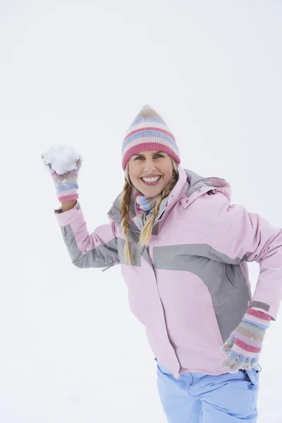 Donna che lancia palla di neve — Foto Stock
