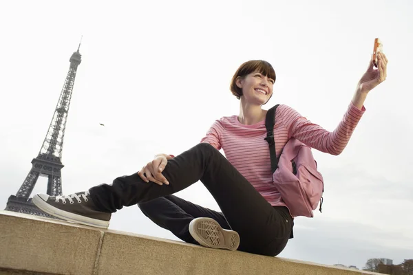 Mulher tomando auto retrato na frente da torre Eiffel — Fotografia de Stock