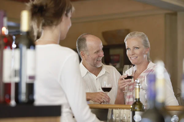 Couple dégustant du vin — Photo