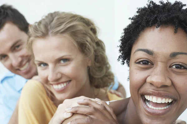 Mujer joven con amigos — Foto de Stock