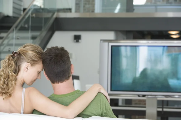 Jeune couple regarder la télévision — Photo