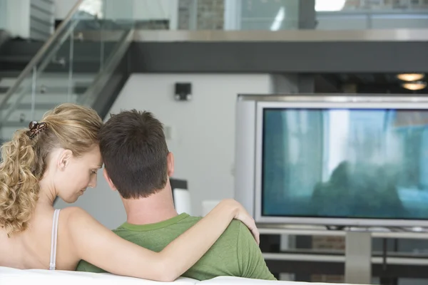 Jovem casal assistindo TV — Fotografia de Stock