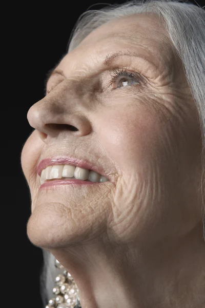 Mujer mayor mirando hacia arriba — Foto de Stock