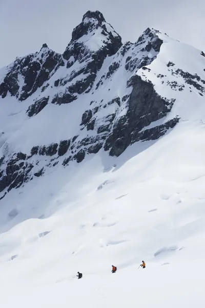 Wanderer auf Gipfel im Schnee — Stockfoto