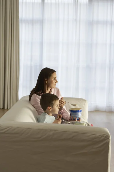 Mãe e filho assistindo TV — Fotografia de Stock