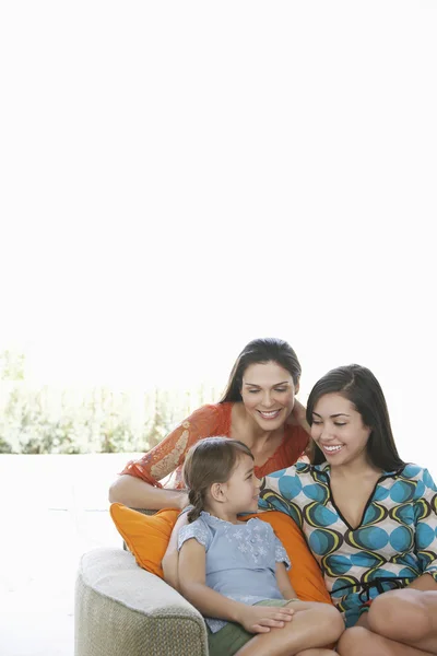 Mujer relajante en sofá — Foto de Stock