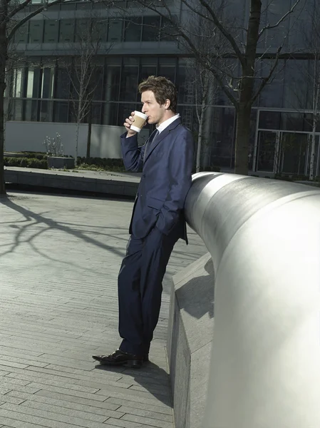 Young mandrinking coffee — Stock Photo, Image