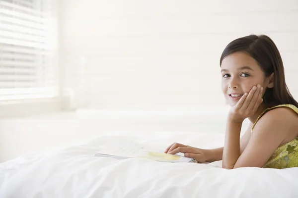 Chica leyendo libro de historia — Foto de Stock