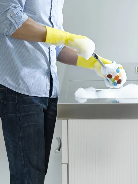 Bulaşık yıkayan adam — Stok fotoğraf