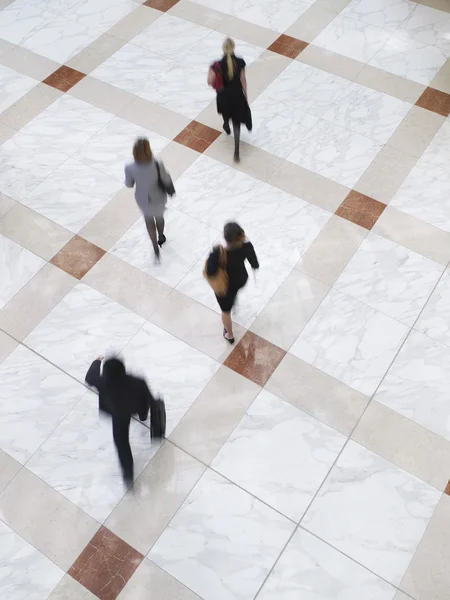 Mensen uit het bedrijfsleven lopen — Stockfoto