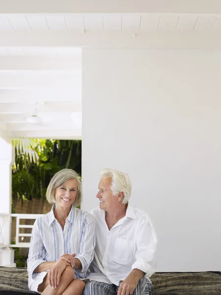 Pareja sentada en veranda — Foto de Stock