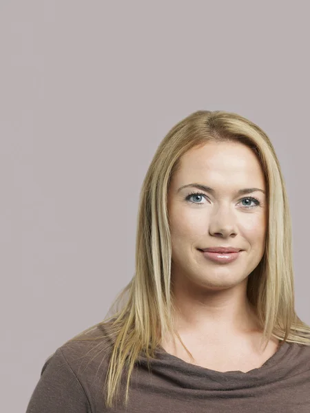 Woman smiling in studio — Stock Photo, Image