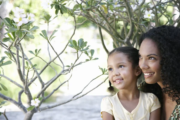 Mère et fille souriantes — Photo