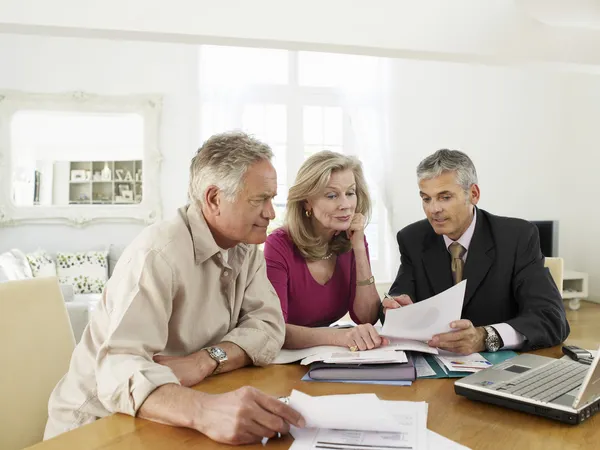 Koppel met financieel adviseur — Stockfoto