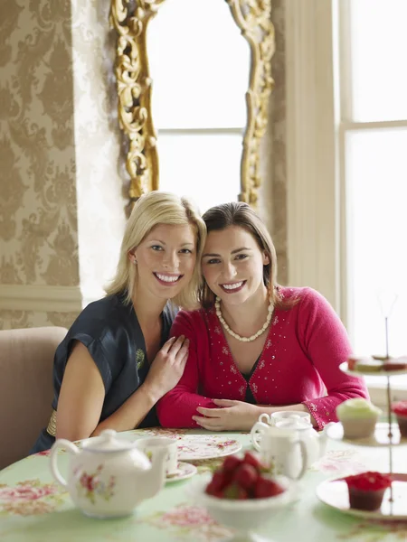 Donne che mangiano in sala da tè — Foto Stock