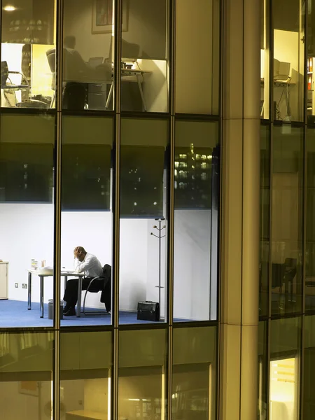 Hombre de negocios sentado en la oficina —  Fotos de Stock