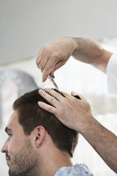 Barber cutting  hair — Stock Photo, Image