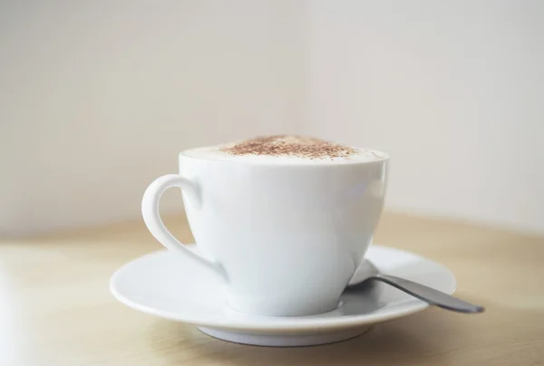 Weiße Tasse Cappuccino — Stockfoto