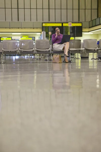 Mujer de negocios usando el teléfono celular — Foto de Stock