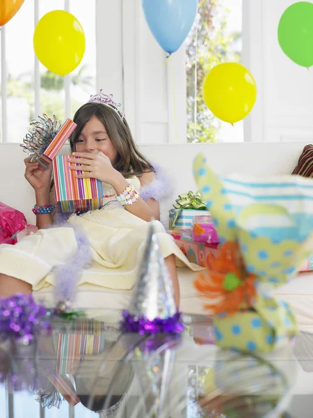 Menina abrindo presentes de aniversário — Fotografia de Stock