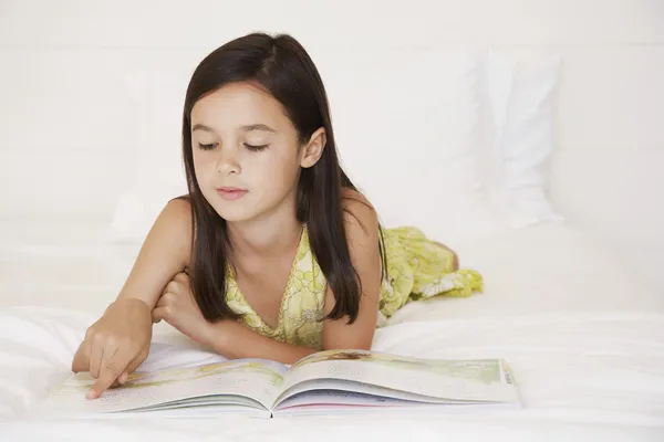 Menina lendo livro de história — Fotografia de Stock