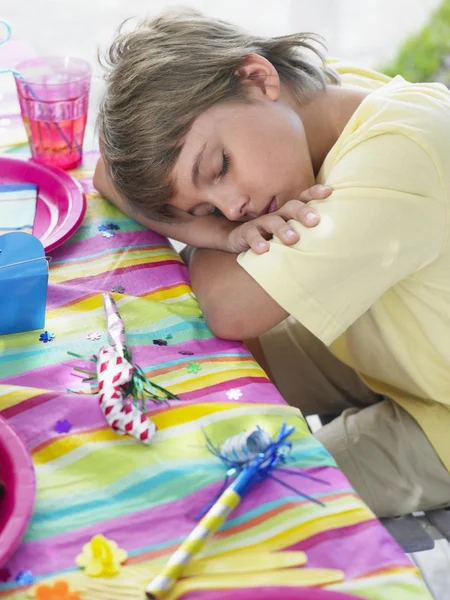 Junge schläft am Tisch — Stockfoto