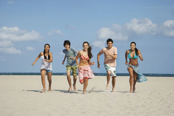 Teenagers running — Stock Photo, Image