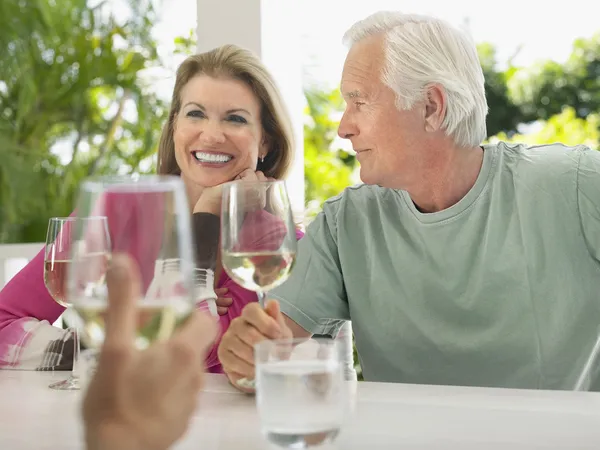 Persone sedute alla veranda — Foto Stock