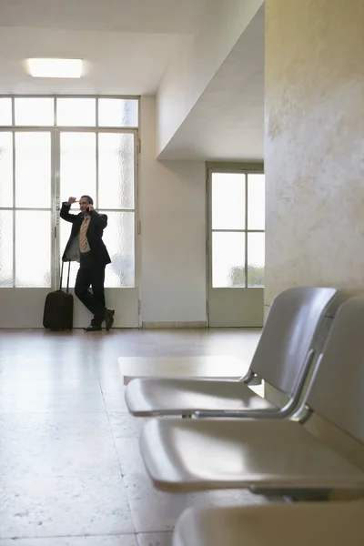 Affärsman som använder mobiltelefon — Stockfoto