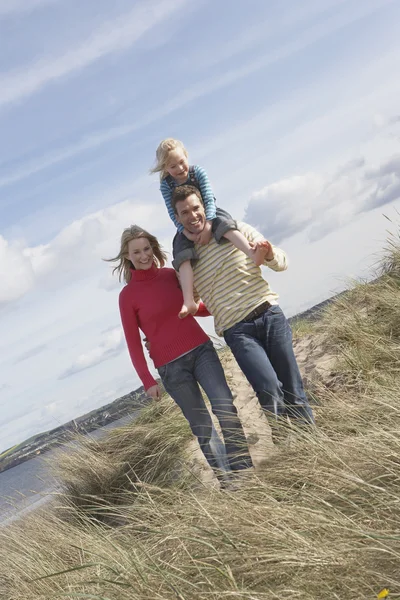 Ouders lopen met meisje — Stockfoto