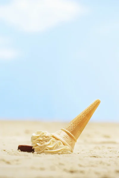 Ice cream cone in sand — Stock Photo, Image