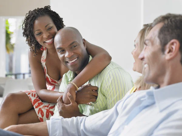 Parejas charlando — Foto de Stock