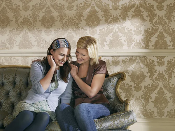 Jonge vrouwen zittend op de Bank — Stockfoto