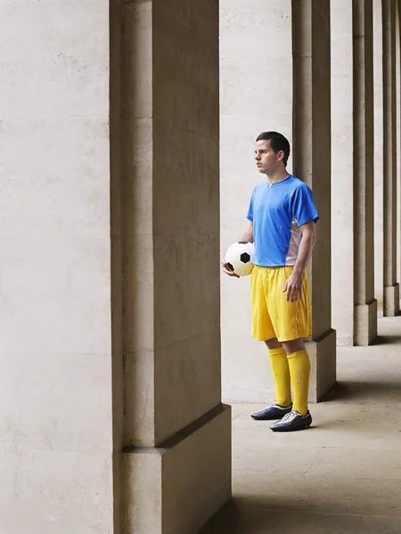 Fußballspieler stehend — Stockfoto