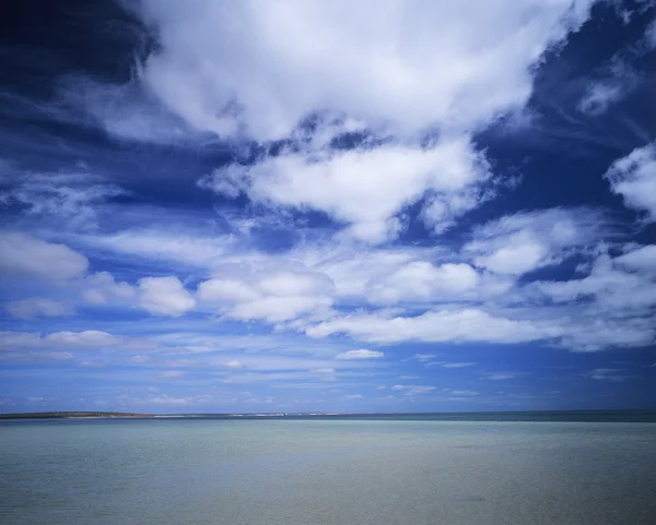 Облака над океаном — стоковое фото