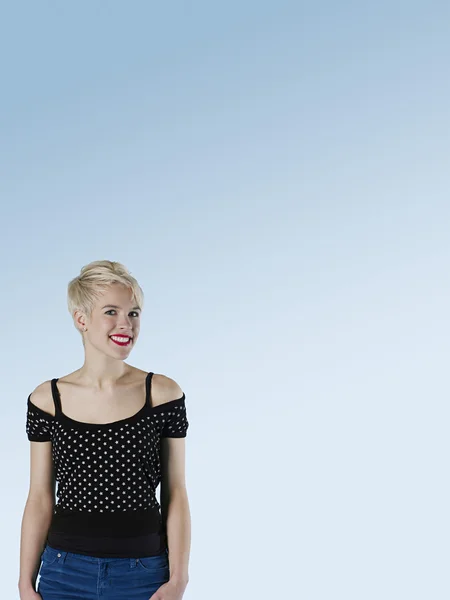 Joven mujer sonriendo — Foto de Stock