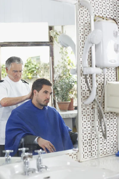 Barber cutting hair — Stock Photo, Image