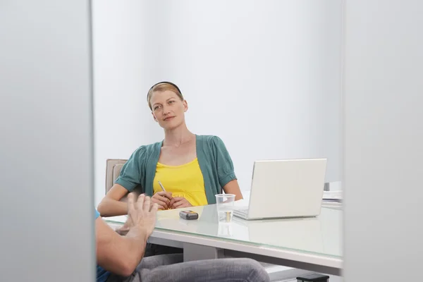 Vrouw in gesprek met man — Stockfoto