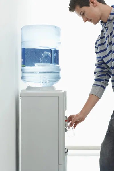 Trabajador usando enfriador de agua — Foto de Stock