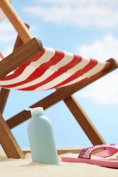 Crème lotion onder strandstoel — Stockfoto