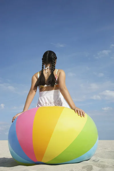 Ragazza adolescente sulla palla da spiaggia — Foto Stock