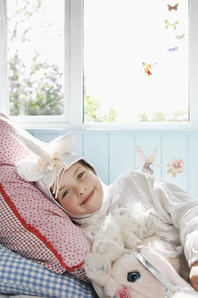 Menina com brinquedo — Fotografia de Stock