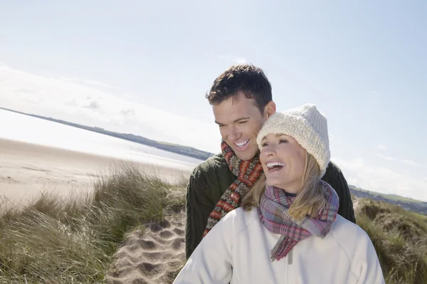 Couple at ocean smiling — Stock Photo, Image