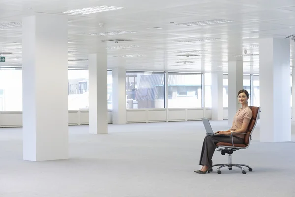 Jonge vrouw met laptop — Stockfoto