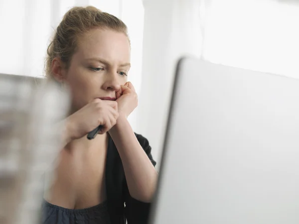 Kvinna som använder bärbar dator — Stockfoto