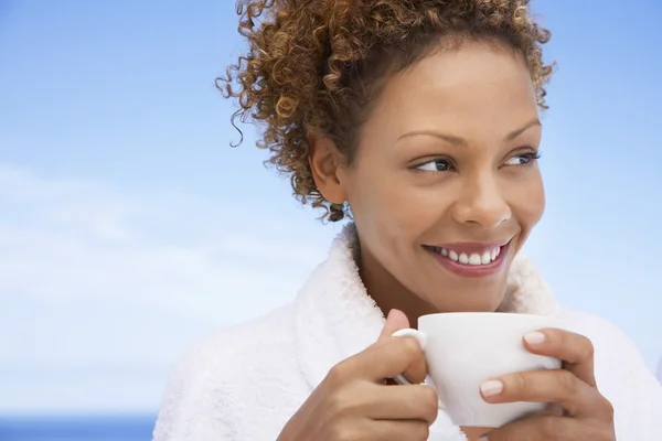 Mujer sosteniendo té — Foto de Stock